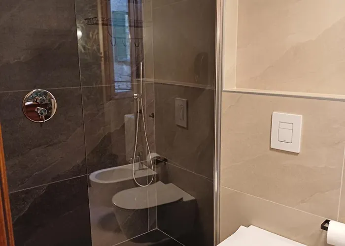 La Piccola Via Delle Rose Faggeto Lario